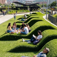 草坡，让身体停下来